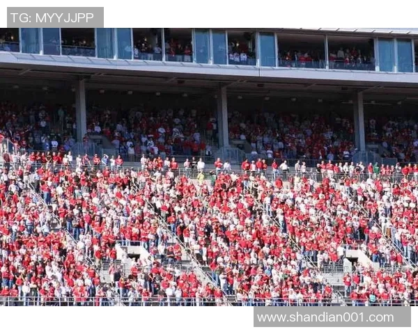 球星化妆成老头重返足球赛场引发观众热议青春与岁月同场竞技